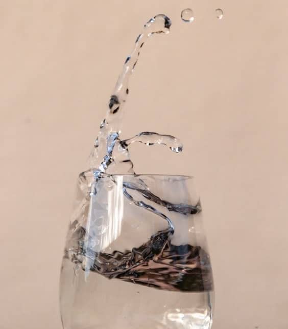 cómo beber 2 litros de agua al día_ agua, vasos, beber